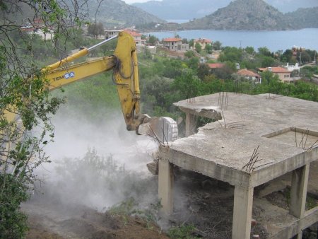Kaçak gerekçesi ile yıkılan 2 bina köylüyü tedirgin etti