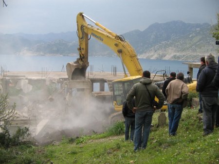 Kaçak gerekçesi ile yıkılan 2 bina köylüyü tedirgin etti