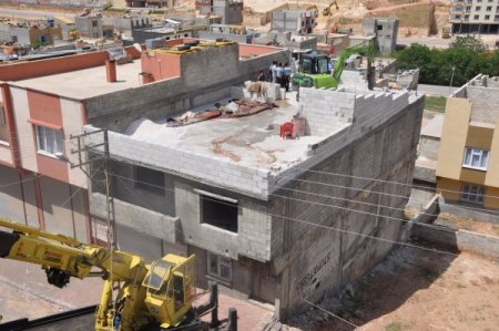 Kaçak İnşaata, Vinç Yardımıyla Kırıcı Çıkardılar