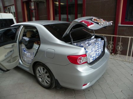 Kaçak sigara sevkiyatı için otomobilin koltuklarını sökmüşler