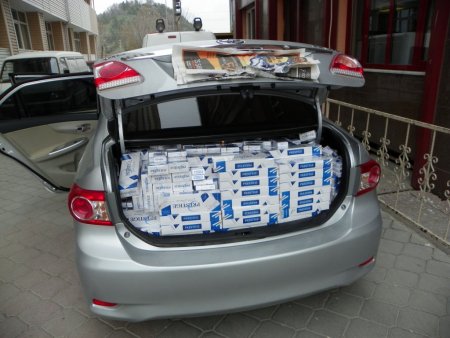 Kaçak sigara sevkiyatı için otomobilin koltuklarını sökmüşler