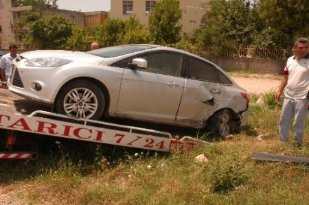 Kaçak sigaralarla polisten kaçarken kaza yaptı