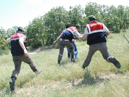 Kaçaklar sınırı geçemeden jandarmaya yakalandı