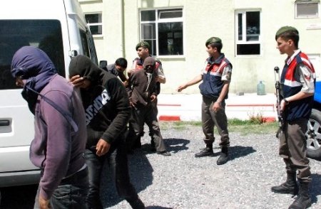 Kaçaklar sınırı geçemeden jandarmaya yakalandı