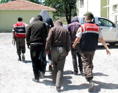 Kaçaklar sınırı geçemeden jandarmaya yakalandı