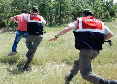 Kaçaklar sınırı geçemeden jandarmaya yakalandı
