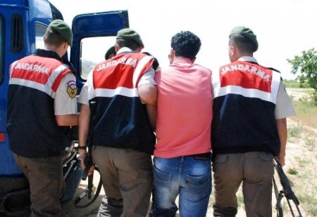 Kaçaklar sınırı geçemeden jandarmaya yakalandı