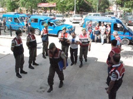 Kaçaklar sınırı geçemeden jandarmaya yakalandı