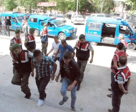 Kaçaklar sınırı geçemeden jandarmaya yakalandı