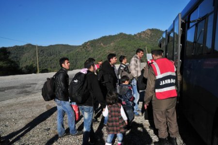 Kaçaklar tekne batıyor denilerek Fethiye'ye bırakıldı (2)