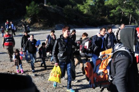 Kaçaklar tekne batıyor denilerek Fethiye'ye bırakıldı (2)