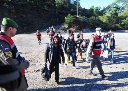 Kaçaklar tekne batıyor denilerek Fethiye'ye bırakıldı (2)