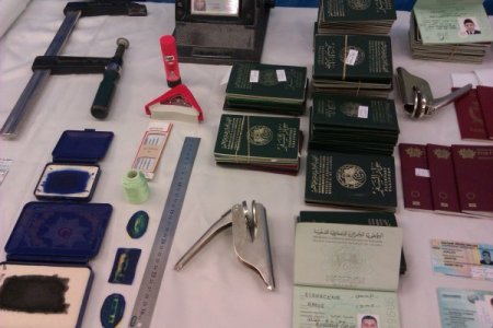 Kaçaklara sahte pasaport düzenleyen şebeke çökertildi