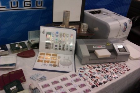 Kaçaklara sahte pasaport düzenleyen şebeke çökertildi