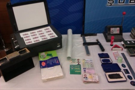 Kaçaklara sahte pasaport düzenleyen şebeke çökertildi