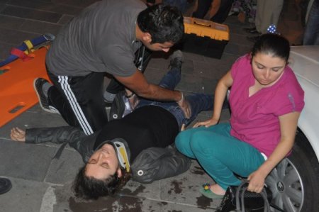 Kaçan kurbanlık tosun vatandaşların arasına daldı: 1 yaralı