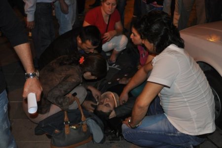 Kaçan kurbanlık tosun vatandaşların arasına daldı: 1 yaralı