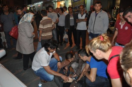 Kaçan kurbanlık tosun vatandaşların arasına daldı: 1 yaralı