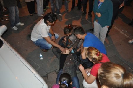 Kaçan kurbanlık tosun vatandaşların arasına daldı: 1 yaralı