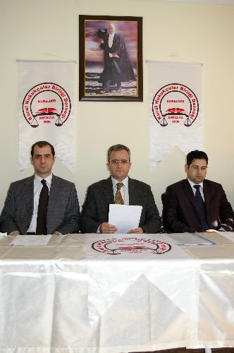 Kaçmaz Ve Eminağaoğlu'na Ödül Vereceğini Avukatlardan Saklayan Baro, Add Ve Çydd'yi Törene Çağırmış