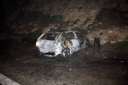 Kaçtığı polisler, kendisini yanan aracın içinden kurtardı