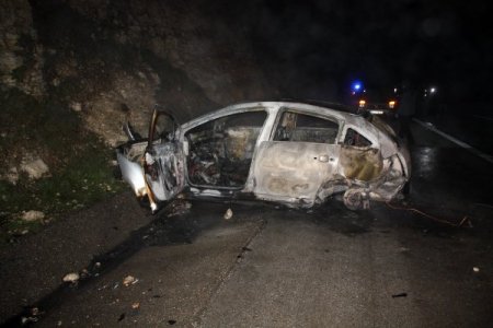 Kaçtığı polisler, kendisini yanan aracın içinden kurtardı