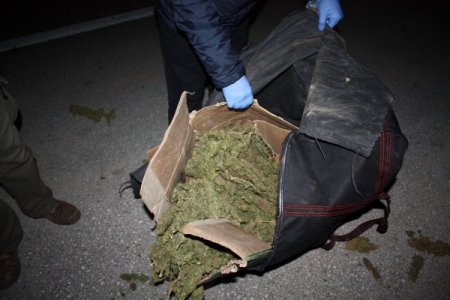 Kaçtığı polisler, kendisini yanan aracın içinden kurtardı