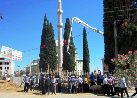 Kadıköy Belediyesi dört binanın temelini aynı anda attı