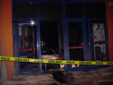 Kadıköy’de Chp Seçim İrtibat Bürosuna Molotoflu Saldırı