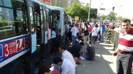 Kadıköy'de minibüs kazası: 12 kişi yaralı