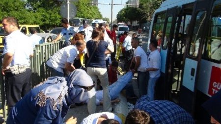 Kadıköy'de minibüs kazası: 12 kişi yaralı