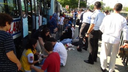 Kadıköy'de minibüs kazası: 12 kişi yaralı