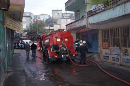 Kadıköy’de oto boyahanesi yandı