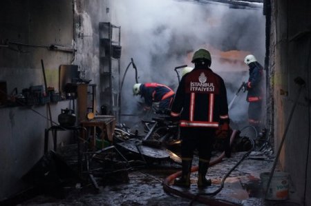 Kadıköy’de oto boyahanesi yandı