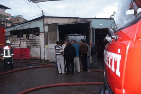 Kadıköy’de oto boyahanesi yandı