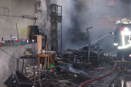 Kadıköy’de oto boyahanesi yandı