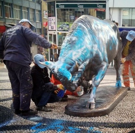 Kadıköy’ün sembolü boğayı Lazio’nun rengine boyadılar