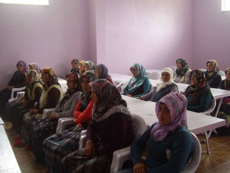 Kadın Çiftçiler Hem Tarım Hem De Çocuk Eğitimi Alıyor