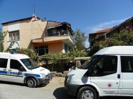 Kadın evinde ölü bulundu