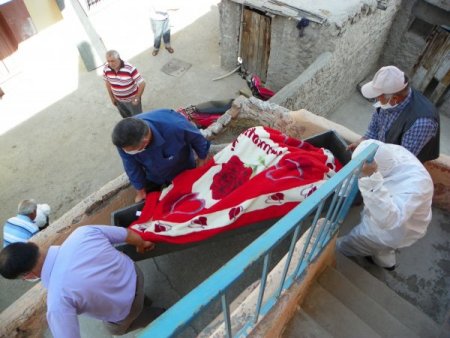 Kadın evinde ölü bulundu