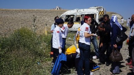 Kadın işçileri taşıyan minibüs takla attı: 20 yaralı