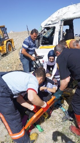 Kadın işçileri taşıyan minibüs takla attı: 20 yaralı