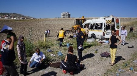 Kadın işçileri taşıyan minibüs takla attı: 20 yaralı