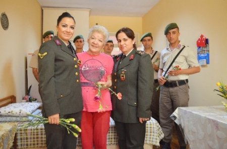 Kadın jandarmalardan huzur evine ziyaret