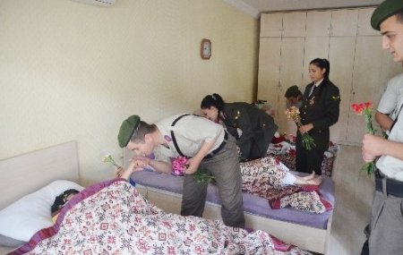 Kadın jandarmalardan huzur evine ziyaret