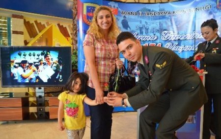 Kadın jandarmalardan huzur evine ziyaret