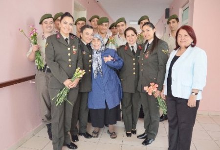 Kadın jandarmalardan huzur evine ziyaret