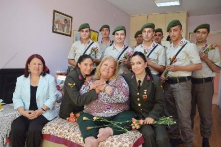 Kadın jandarmalardan huzur evine ziyaret
