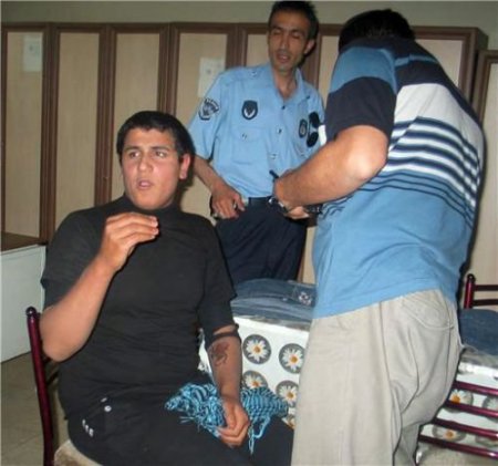 Kadın Kılığına Girip Dilenen Genç, Zabıtadan Kaçamadı