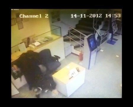 Kadın kılığındaki banka soygunu güvenlik kamerasında